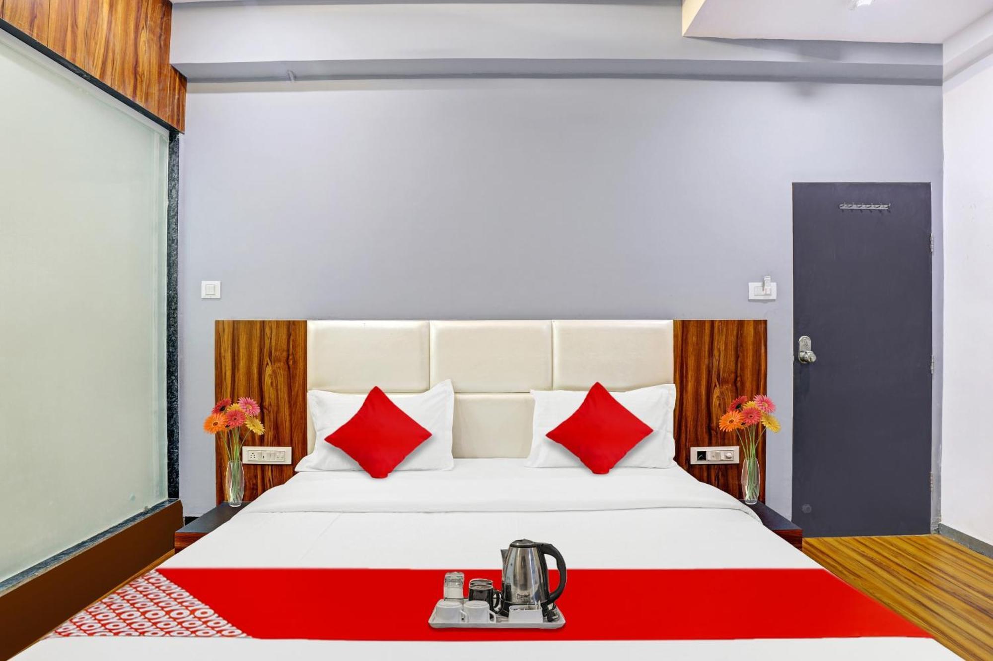 Hotel O Max Surat Zewnętrze zdjęcie