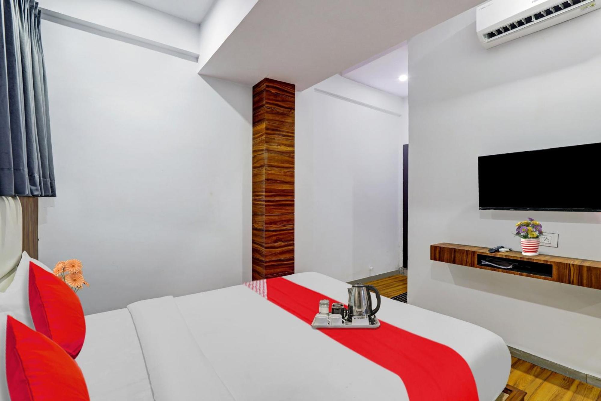 Hotel O Max Surat Zewnętrze zdjęcie