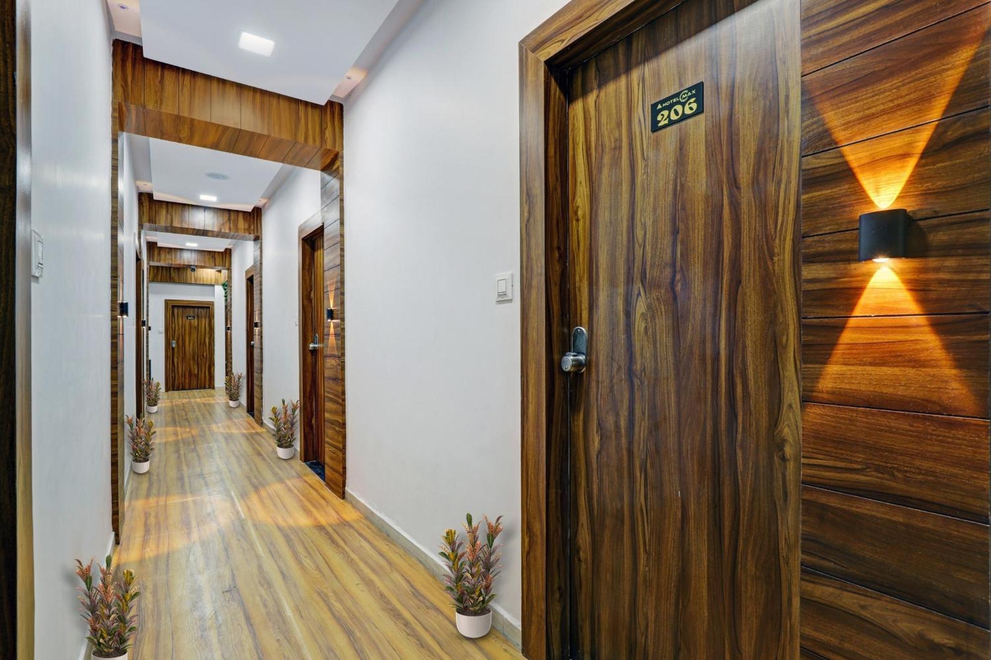 Hotel O Max Surat Zewnętrze zdjęcie